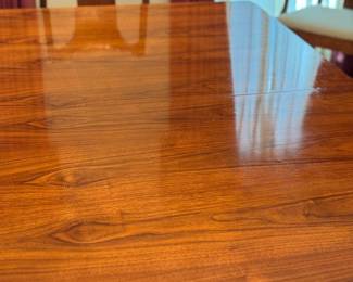 Gorgeous graining on the table top