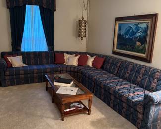 gorgeous Large sectional in fabulous condition, super compfy