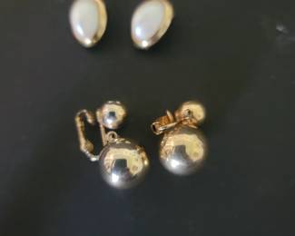 This is just 2 pair of the 400 pieces I have. I have antique, vintage and handmade. I have silverware jewelry such as spoon rings and sterling. I have one or two pieces only that are gold.