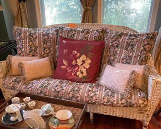 WICKER SETTEE