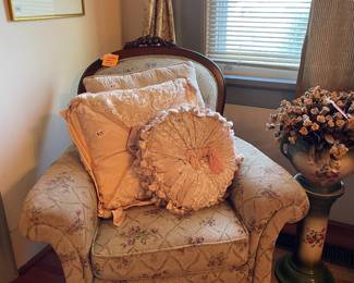 ANTIQUE CHAIR