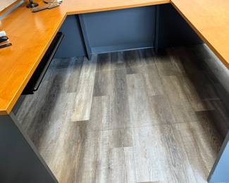 Bush Business Furniture U-shaped desk with hutch