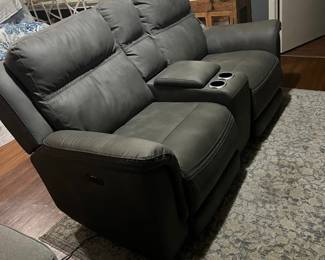 💚💚FOR PRE - SALE!!!!💚💚
Can be sold before the sale starts!!!!!!!!

Ashley Electric Glider Recliner 800$ OBO
((1 year old)) (( Amazing Condition))
Share! Share! share! Need Gone