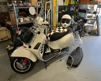 2021 Vespa GTS Super 300, extra accessories, Klim helmet
