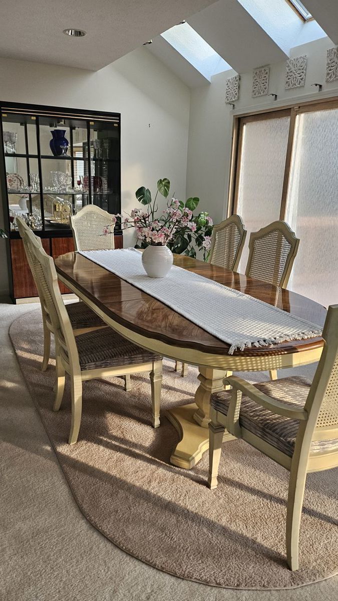 Very nice dinning table. Great for entertaining.