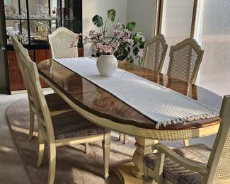 Very nice dinning table. Great for entertaining.
