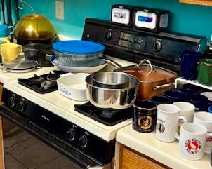 Large Selection of Kitchenware, Cookware and Bakeware.
