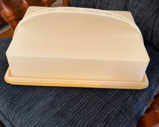 Tupperware cake carrier with handle