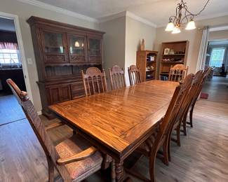 Dining Table with 8 chairs $500