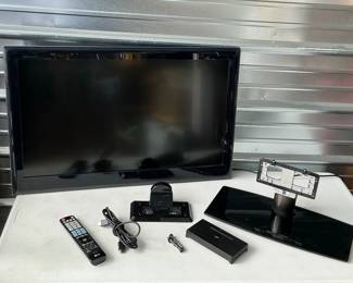 LG 32" TV and Wall Mount