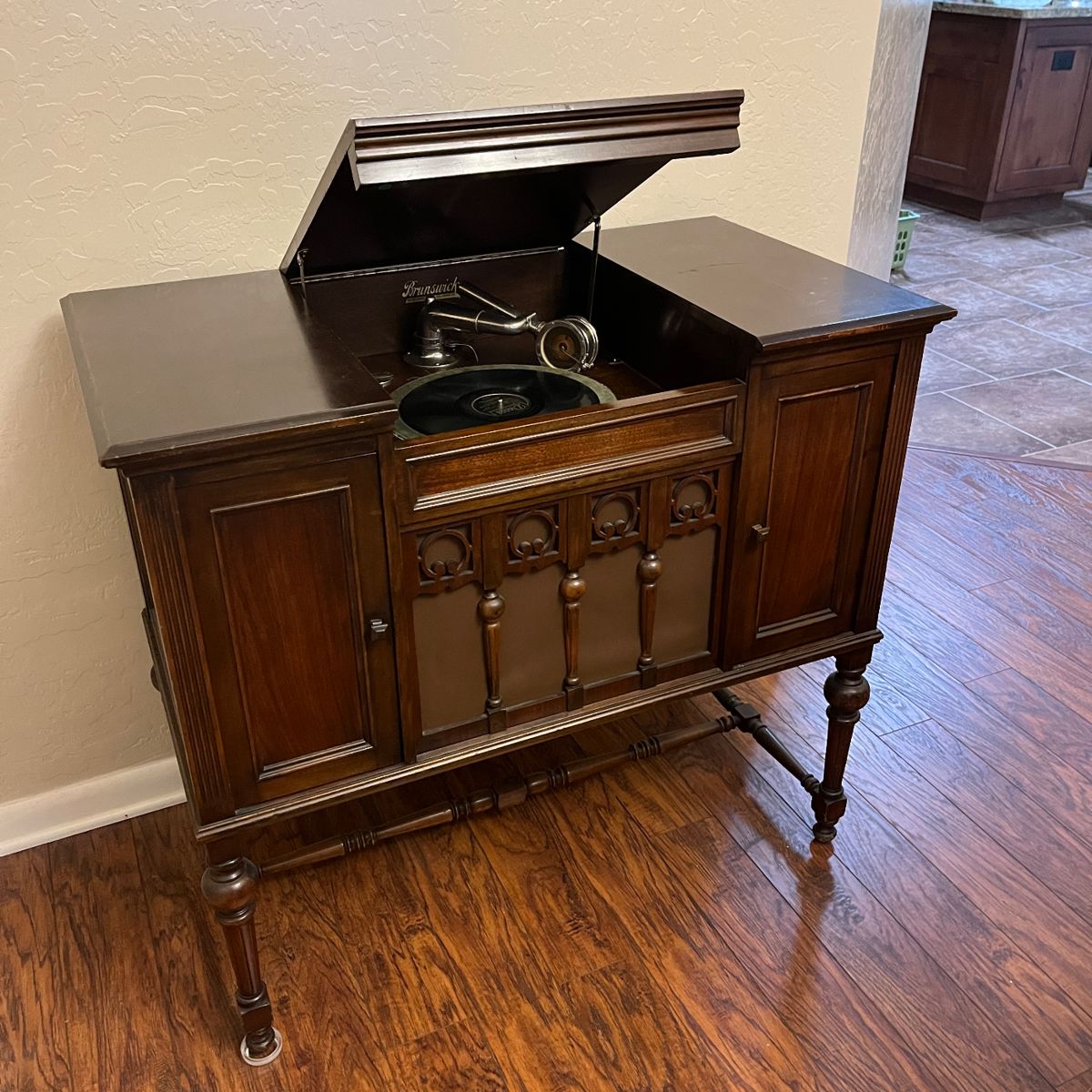 1920’s Antique Brunswick Cabinet Victrola-style Phonograph in working condition and includes records