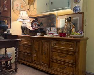 Burlington Furniture Classic 9-Drawer Dresser (classic style wood dresser with six main drawers and a central cabinet that reveals 3 additional drawers