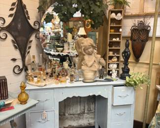 Vintage vanity with round mirror top shabbied pale blue 4 drawers