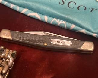 Small buck pocket knife