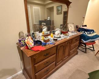 Thomasville vintage dresser w mirror