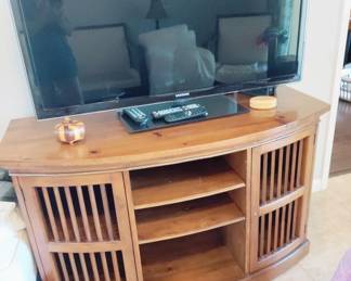 TV WOOD CONSOLE WITH SAMSUNG SMART TV