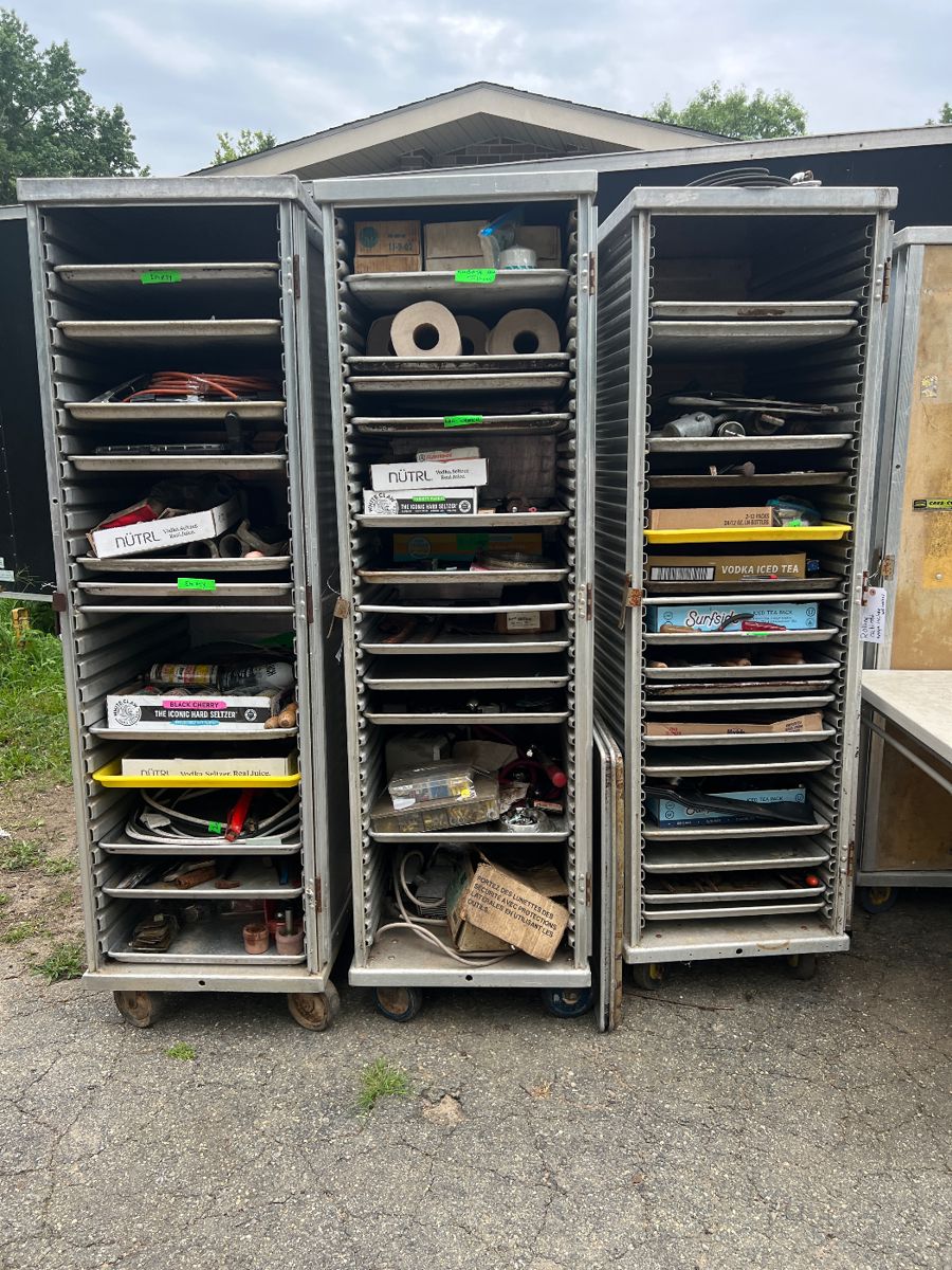 STORAGE CABINETS WITH METAL RAYS