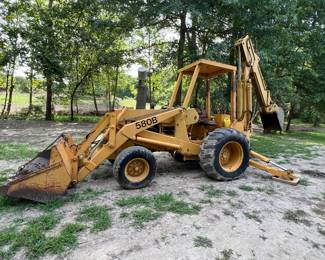 14). Case 580B Front End Loader
2493 Hours