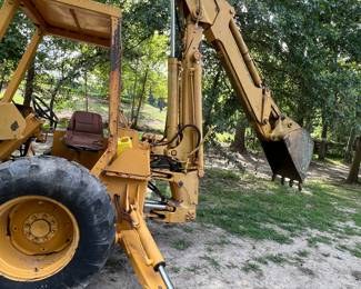 14). Case 580B Front End Loader
2493 Hours