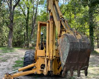 14). Case 580B Front End Loader
2493 Hours