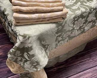 Elegant Dining Lot – 3 Tablecloths & 10 Linen Napkins