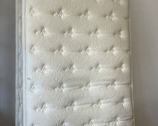 Twin size bed complete with no stains