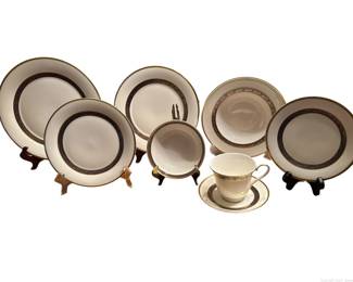 Royal Doulton Harlow 8 Piece Place Setting