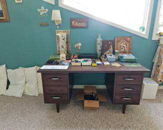 MODERN DESK
