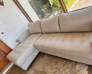NEW NATUZZI lounge sofa. Cream leather