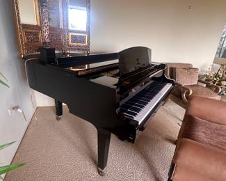 Beautiful beautiful Yamaha Baby Grand Piano