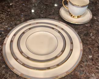 This is just beautiful china! Lenox thePresidential collection.