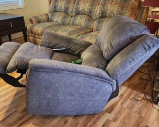 Franklin Lift Chair (Basically brand new)