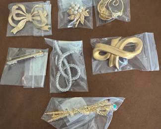 Brooches/pins