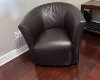 Swivel club chair
