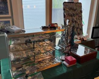 Sooooooo much jewelry!