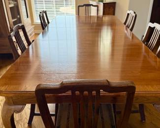 Ethan Allen Dining Table (extra Leaf available )