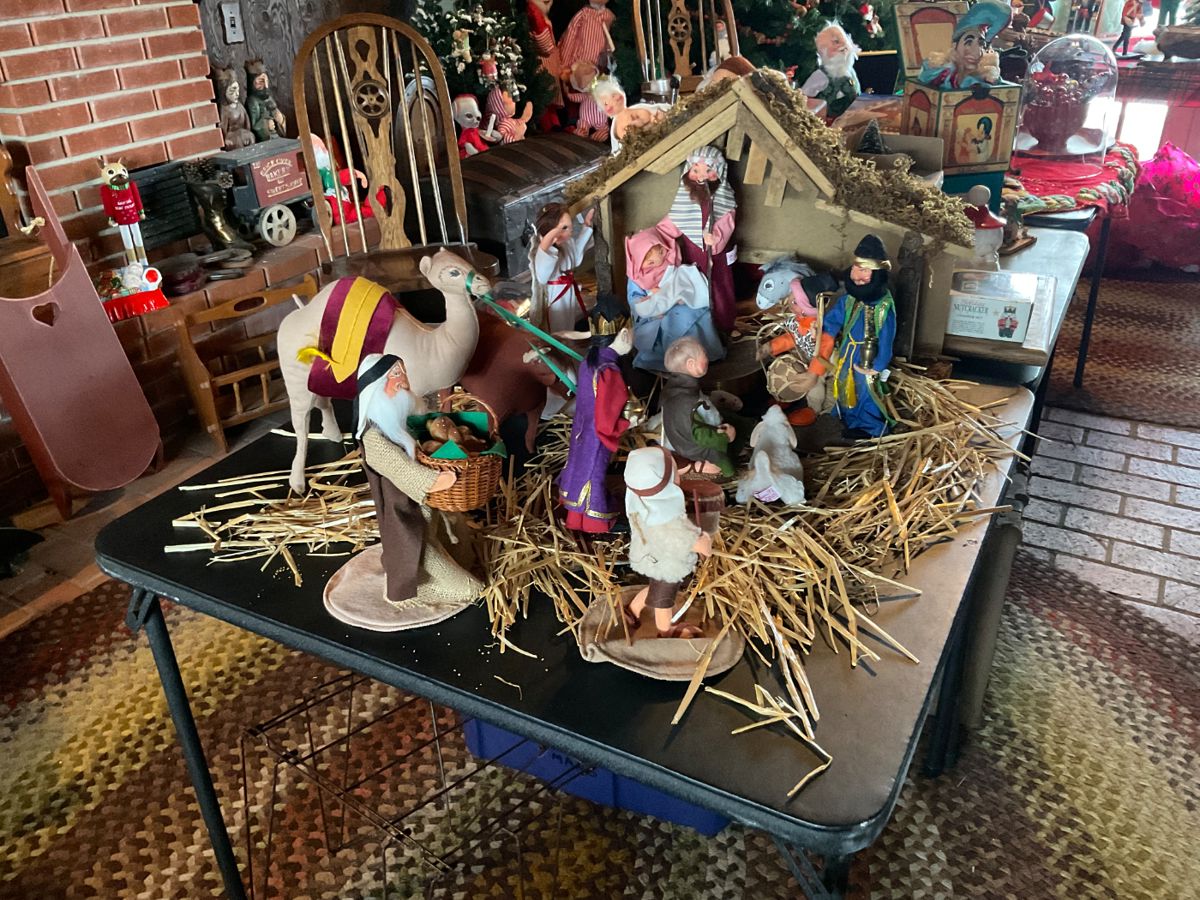 ANNALEE nativity scene-all pieces sold as a lot
