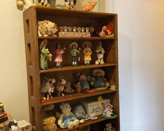 Byer figures, other decor, shelving