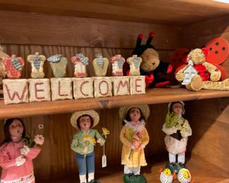 Byer figures, decor