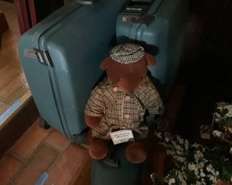 Bear lock Holmes, sitting with luggage