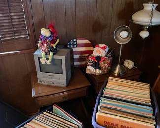 Small tv, vinyl, decor