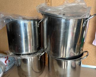 4 New Pots with Lids $32.00