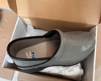 New Dansko Size 39 Gray $32.00