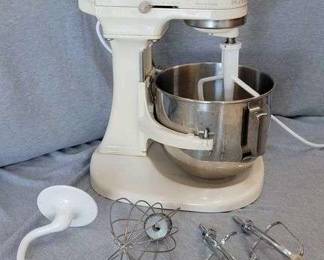 1 Heavy Duty KitchenAid Mixer. Model K5SSAC