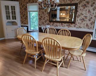 Large solid oak kitchen or dining room table with six chairs, excellent condition