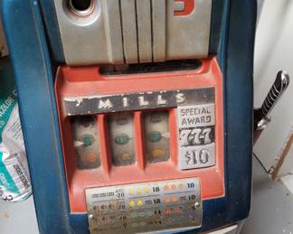 Antique 1 arm bandit.
Slot machine