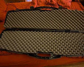 This is a heavy-duty, hard-shell gun case, likely capable of holding two rifles or shotguns. With its rugged construction and thick, protective foam interior, this case is an essential accessory for any firearm owner. It offers excellent protection for transportation to the range, a hunting trip, or for secure storage.