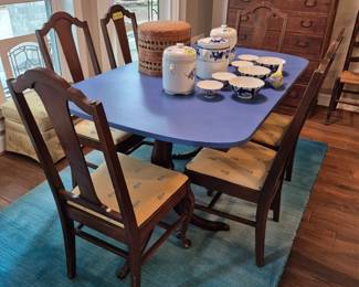 Double pedestal table with 2 leaves