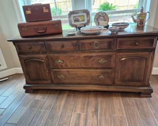 Ethan allen dresser--comes with 2 mirrors