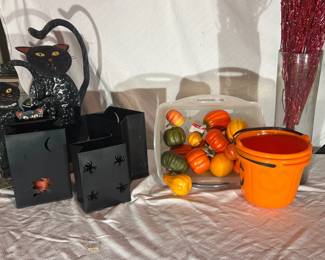 Black cats, pumpkins & lanterns